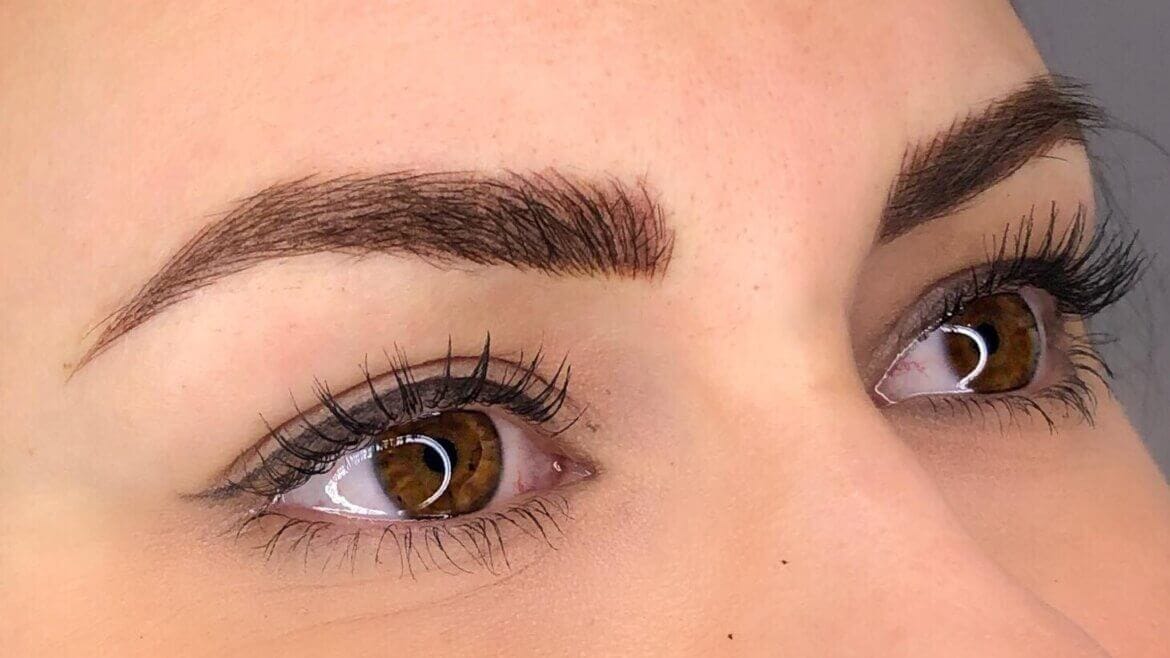 Microblading kıl tekniğiyle şekillendirilmiş kaş örneği